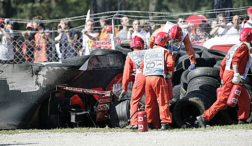 In Monza erwischt es Kimi Räikkönen. Im freien Training fliegt er mit knapp 300 km/h von der Strecke und landet im Reifenstapel