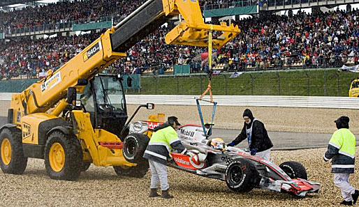 Lewis Hamilton behält die Nerven, bleibt in seinem Boliden sitzen und lässt sich zurück auf die Strecke setzten