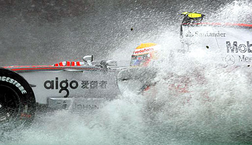 Hamilton bleibt unverletzt und kann am Sonntag starten. Das Rennen wird zur chaotischen Wasserschlacht mit vielen Überraschungen