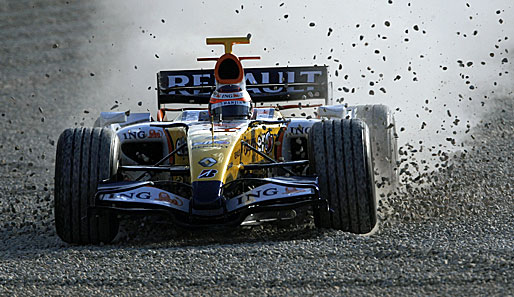 Nelson Piquet jr. musste mit seinem Renault nach einem Ausrutscher ins Kiesbett