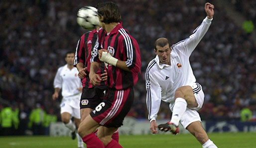 Ein Tor für die Ewigkeit. Zinedine Zidane reißt 2002 Bayer Leverkusen aus allen Titelträumen
