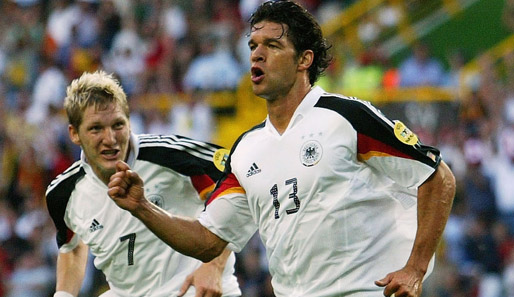 EM 2004 in Portugal: Bastian Schweinsteiger (l.) feiert Torschütze Michael Ballack