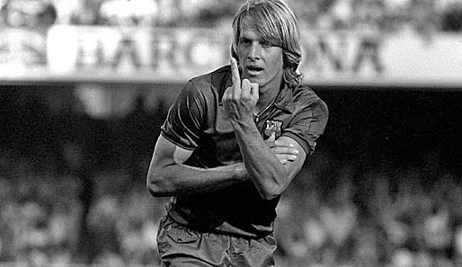 Kennen Sie den hier? Der heutige Real-Madrid-Trainer Bernd Schuster 1984 im Trikot des FC Barcelona. An seiner Geste besteht kein Zweifel
