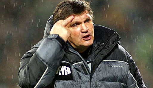Hans Meyer (2002 als Trainer von Borussia Mönchengladbach) zeigt beim 2:2 gegen Bayer Leverkusen den "Mittelfinger-Vogel"