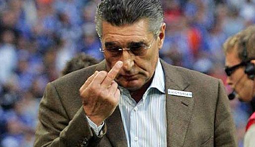 Der ehemalige Schalke-Manager Rudi Assauer rückt sich etwas ungeschickt die Brille zurecht. Oder war es doch Absicht?