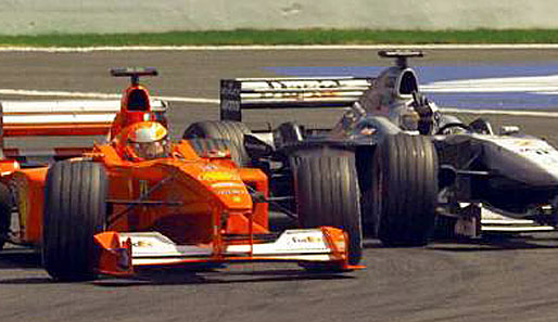 Auch David Coulthard (r.) übermittelt Ferrari-Pilot Michael Schumacher sicherlich keine freundlichen Sonntagsgrüße