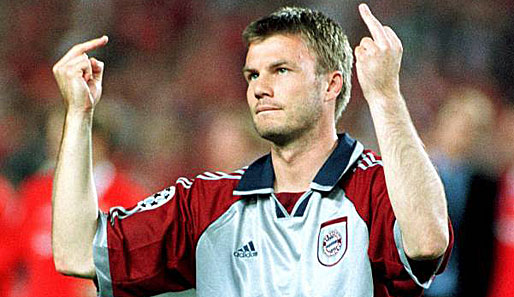 Thomas Helmer lässt sich nach der Bayern-Niederlage im Champions-League-Finale 1999 zu dieser unsportlichen Geste hinreißen