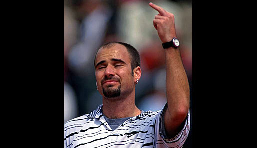 Andre Agassi schimpft nicht etwa auf Fans oder Gegner: Er macht die Sonne für sein Ausscheiden im Viertelfinale der German Open 1995 verantwortlich