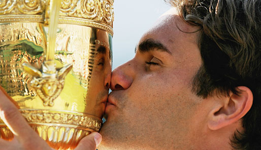8. Juli: Roger Federer gewinnt zum fünften Mal in Folge Wimbledon und stellt den Rekord von Björn Borg ein. Es gibt keinen Besseren