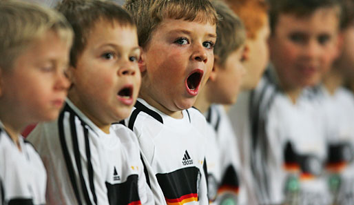 8. September: Kinderleicht ist die EM-Quali für das DFB-Team. Mit einem 0:0 in Irland macht Deutschland die Teilnahme an der EM 2008 frühzeitig perfekt