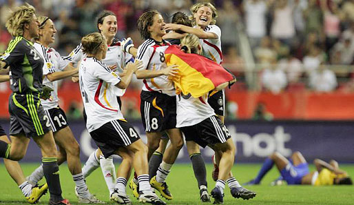 30. September: Die DFB-Frauen verteidigen durch ein 2:0 gegen Brasilien ihren WM-Titel - und zwar ohne Gegentor. So sehen Sieger aus, shalalalala!