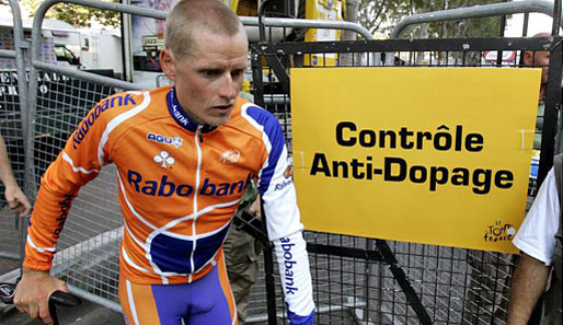 29. Juli: Die Tour de France endet im Dopingsumpf: Michael Rasmussen disqualifiziert, dazu Dopingbeichten ohne Ende - der Radsport geht Bankrott