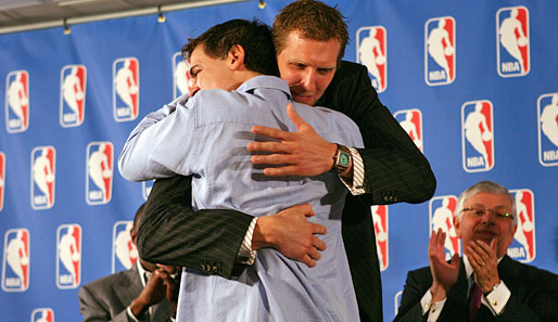 15. Mai: Dirk Nowitzki wird zum MVP der Regular Season in der NBA gewählt. Ein schwacher Trost für das Playoff-Aus gegen Golden State