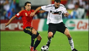 Im Finale 2008 in Wien traf das deutsche Team um Christoph Metzelder (r.) auf Xavi und Spanien