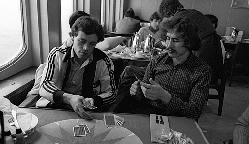 1978 während der WM in Dänemark: "Jimmy" Waltke (r.) spielt mit seinem Konkurrenten auf Linksaußen, Arno Ehret, Karten