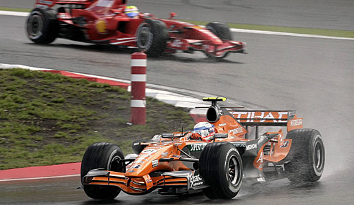 Regenchaos auf dem Nürburgring 2007: Markus Winkelhock führt im unterlegenen Spyker ein F-1-Rennen an - wohl zum ersten und letzten Mal