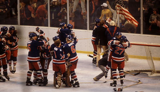 Olympische Spiele 1980: Die US-Boys besiegen das unschlagbare Russland in der Eishockey-Finalrunde mit 4:3. Bis heute das "Miracle on Ice".