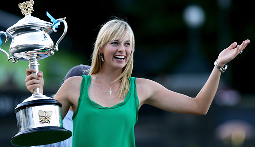 Nach ihrem Triumph posierte Maria Scharapowa mit dem Pokal auf einem Boot auf dem Yarra River.