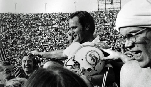 Kleiner Zeitsprung zur Saison 1972/73 und den Miami Dolphins. Hier feiert der Super-Bowl-Champ Coach Don Shula und die Perfect Season