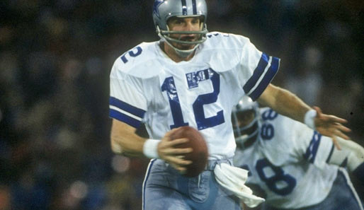 1978: Cowboys-Quarterback Roger Staubach (Bild) besiegt Craig Morton und die Broncos. Beide hatten Jahre zuvor um den Platz bei den Cowboys gekämpft