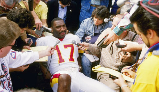 1988 sorgt Redskins-Quarterback Doug Williams für eine ganze Reihe Premieren. Er startet als erster afro-amerikanischer Quarterback in einem Super Bowl...