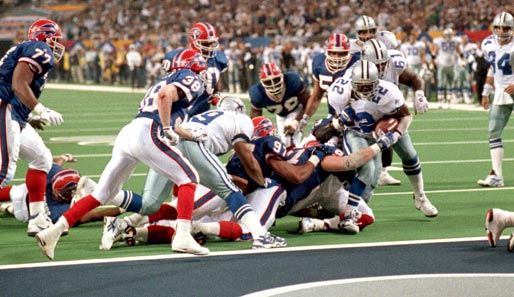 1994: Wieder Bills gegen Cowboys: Mit zwei Touchdowns führt Emmitt Smith (Nr. 22) die Cowboys nach dem zwischenzeitlichen Unentschieden zum Sieg