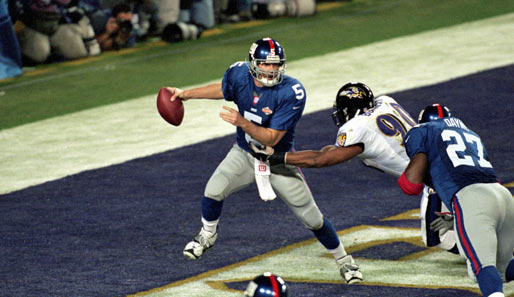 2001: Giants-Quarterback Kerry Collins unter Druck. Die Baltimore Ravens lassen keinen Offensiv-Touchdown zu und gewinnen den Super Bowl mit 34:7