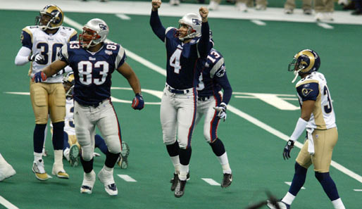 In Super Bowl XXXVI entscheidet Kicker Adam Vinatieri erst sieben Sekunden vor Schluss mit einem 48-Yard-Field-Goal die Partie zugunsten der Patriots
