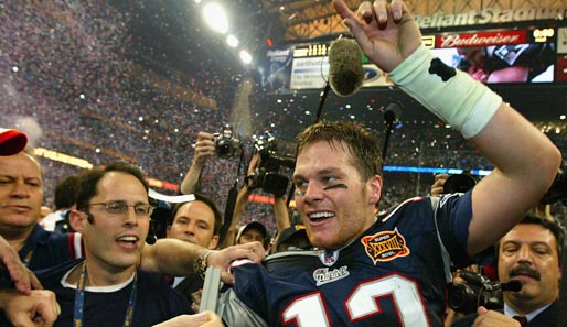 2004: Zum zweiten Mal innerhalb von drei Jahren wird Patriots-Quarterback Tom Brady beim 32:29-Sieg über die Carolina Panthers zum Super-Bowl-MVP gewählt
