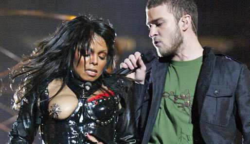 Für noch mehr Aufsehen sorgt allerdings Justin Timberlake, als er während der Halbzeit-Show angeblich unabsichtlich die Brust von Janet Jackson entblößt