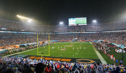 2007: Super Bowl XLI zwischen den Indianapolis Colts und den Chicago Bears in Miami - zum ersten Mal in der Super-Bowl-Geschichte in strömendem Regen