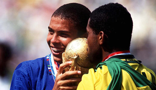1994: Mit Zahnspange und breitem Grinsen hält der damals 17-Jährige den WM-Pokal in Händen. Beim Turnier in den USA kam er aber nicht zum Einsatz