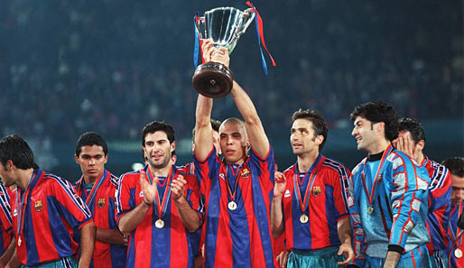 ...den Pokal der Pokalsieger. Der erste seiner insgesamt sieben Vereinstitel auf internationaler Ebene. Links neben ihm übrigens der junge Luis Figo
