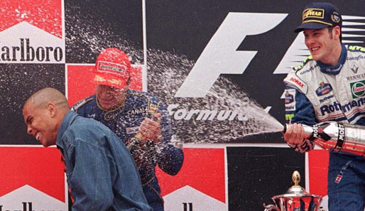 Beim Großen Preis von Spanien outete sich Ronaldo 1997 als Formel-1-Fan. Sieger Jacques Villeneuve spritzt mit Champagner