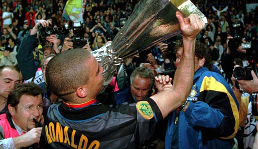 Gleich im ersten Jahr holte er mit Inter den UEFA-Cup. Der Mythos von "Il Fenomeno" - das Phänomen - war geboren