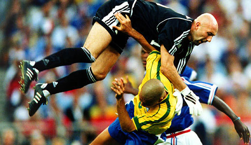 Im WM-Finale 1998 unterliegt Brasilien Frankreich. Später wurde publik, dass Ronaldo vor dem Spiel zusammengebrochen war - er spielte trotzdem