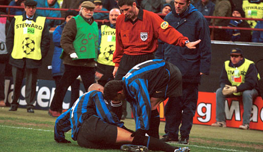 1999 verletzte sich Ronaldo so schwer am linken Knie, dass er monatelang ausfiel. Comebackversuche misslangen - insgesamt 17 Monate lang...