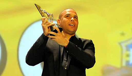 Ronaldo erhält im Dezember 2010 bei der Verleihung der "Brazilian League Awards" einen Preis