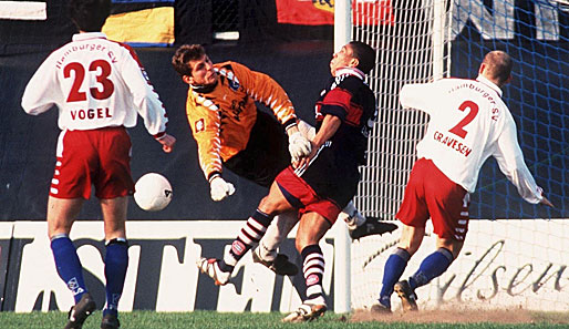Bei dieser Aktion riss sich Giovane Elber 1999 das Kreuzband im linken Knie - ausgerechnet gegen den späteren Bayern-Keeper Butt