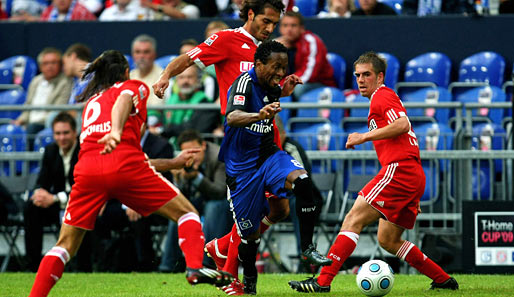 Das erste Aufeinandertreffen der Saison 2009/2010 gab's im T-Home-Cup: Hamburg siegte mit Ex-Bayer Ze Roberto 1:0