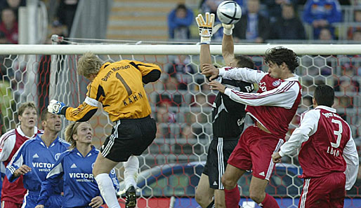 2004/05: Schalke gewinnt mit 1:0 im Olympiastadion. Oliver Kahns Auftritt im gegnerischen Sechzehnmeterraum brachte nichts mehr ein