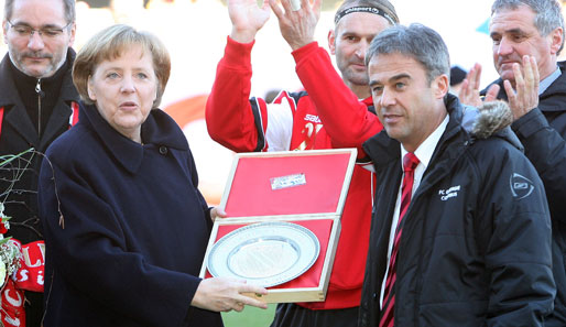 Energie Cottbus - Borussia Dortmund 0:2; Bundeskanzlerin Angela Merkel wurde vor dem Spiel zum Ehrenmitglied ernannt