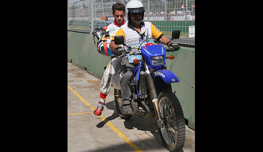 Adrian Sutil nach Dreher auf dem Motorrad-Taxi
