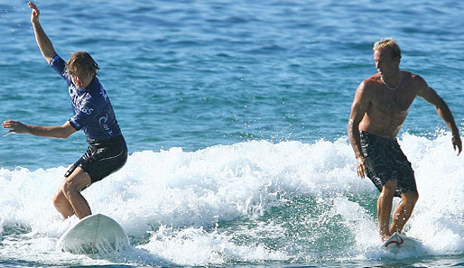 Nico Rosberg ganz lässig auf dem Surfboard. Noch hält er sich gut...