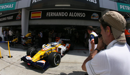Für Fernando Alonso lief es besser. Mit einem vollgetankten Renault schaffte es der Spanier auf den neunten Platz - und startet jetzt als Siebter