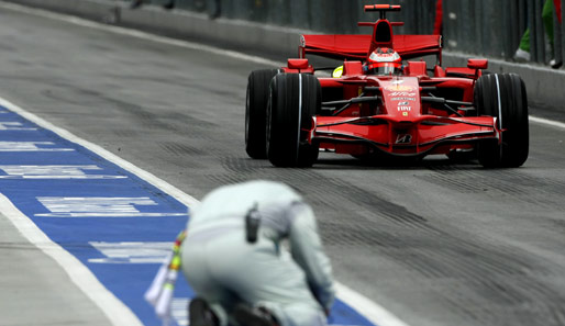 Verneigung vor der starken Trainingsleistung der Scuderia Ferrari