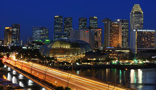 Singapur bei Nacht: Was aussieht wie ein Küchensieb, ist die Konzerthalle am Singapur River, die Esplanade