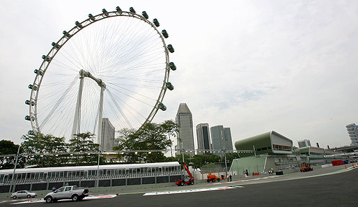 Das Riesenrad "Singapore Flyer" überragt die Strecke