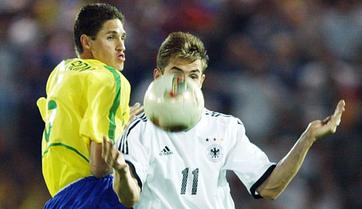 30. Juni 2002, Yokohama: WM-Finale Brasilien gegen Deutschland. Edmilson und Co. stoppen die deutsche Elf um Miro Klose (r.).
