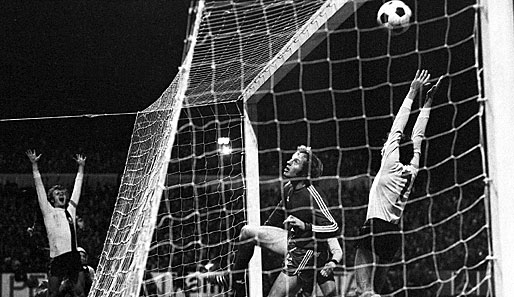 1973: Dynamo Dresden unterliegt dem späteren Sieger beim Pokal der Landesmeister Bayern München knapp mit 3:4 im Hinspiel